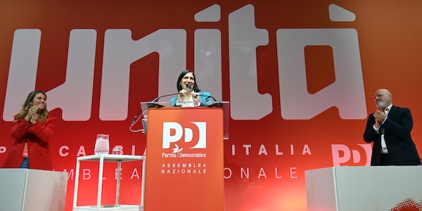 Approvata all'unanimità la proroga del mandato di Schlein alla guida del Pd
