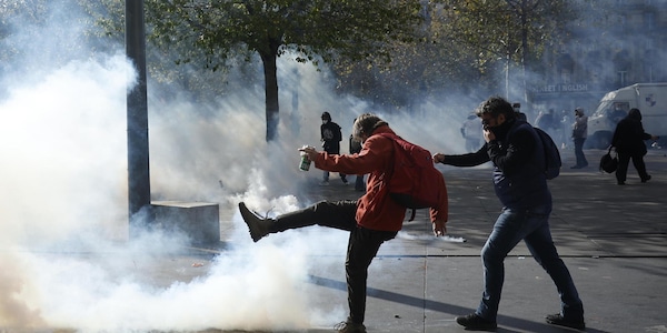 Nuovi scontri e saccheggi a Parigi