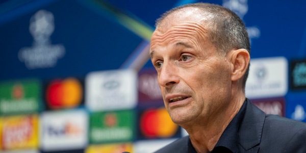 Napoli: squadra già in campo, Allegri influenzato salta l'allenamento