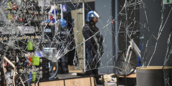 Scontri a Milano, 14 feriti tra forze di polizia, 32 arrestati