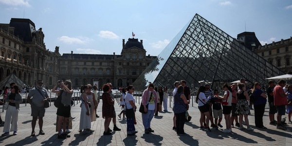 Proteste in Francia, manifestanti bloccano l'accesso al Louvre