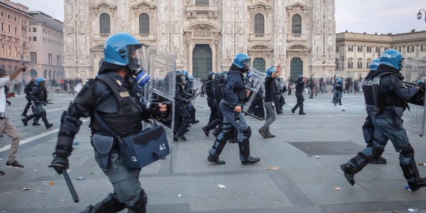Presidio centrodestra a Milano, momenti di tensione con alcuni giovani