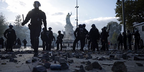 Questa notte coprifuoco a Parigi a Place de la Republique