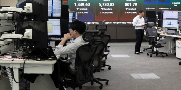 Borsa: l'Asia chiude in calo, pesano timori per l'intelligenza artificiale