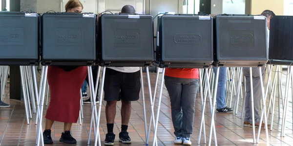 Boom del voto anticipato in alcuni Stati chiave per le midterm Usa, dem in vantaggio