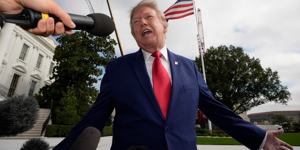 Trump vuole i media fuori dalla Casa Bianca, una piscina al posto della sala stampa