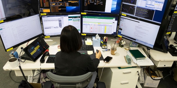 Borsa: Asia in ordine sparso, occhi sui microchip, Tokyo +0,85%