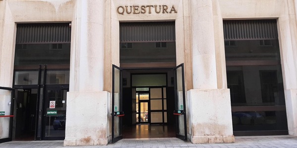 Aggredisce l'ex moglie sul posto di lavoro e tenta di darle fuoco