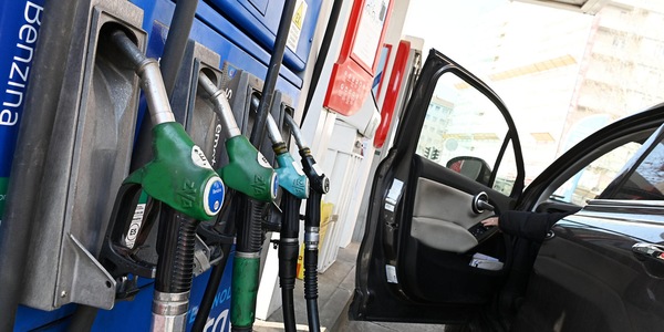 Mimit, prezzi dei carburanti stabili, gasolio a 2,3 euro in autostrada