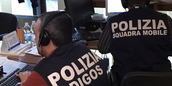Giovani programmavano saccheggio negozi, blitz a Bari