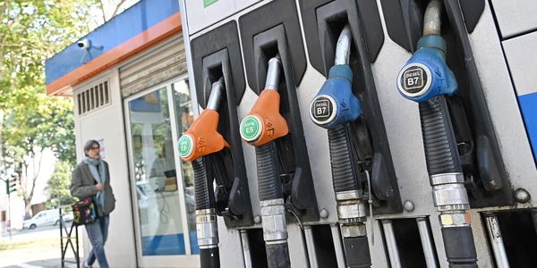 Adusbef, Italia al top in Ue per tasse su gasolio, pesano il 48%