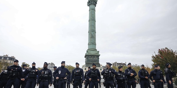 Scontri alla fine del corteo di Parigi, polizia con lacrimogeni e idranti