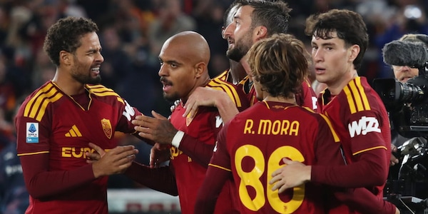 La Roma non fa scappare la Lazio: poker al Cagliari e fiato sul collo dell'Inter

