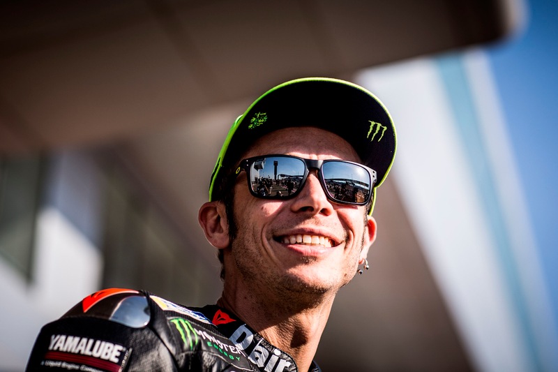 Valentino Rossi compie 43 anni: gli auguri del mondo dello sport