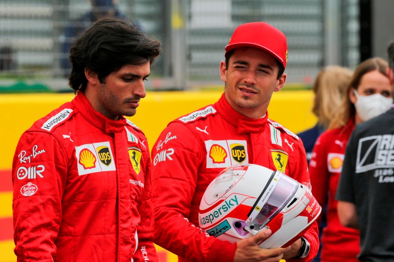F1, Leclerc e Sainz vedono la nuova F1-75: le reazioni dei piloti