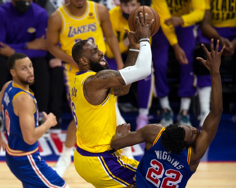 NBA, LeBron James nella storia ma i Lakers perdono ancora