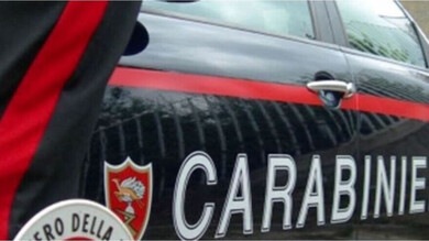 Sfonda la vetrina di un mobilificio con lo scooter e scappa: "Non ho la patente"