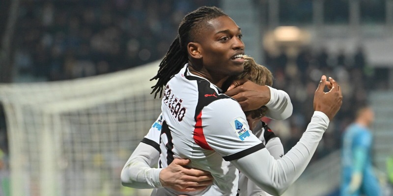 https://cdn.tuttosport.com/img/800/600/2026/01/02/212640063-bf6d7262-f884-4d7a-9eb5-a2640db24235.jpg Milan, Leao torna e stende il Cagliari: vittoria di corto muso e primo posto in classifica