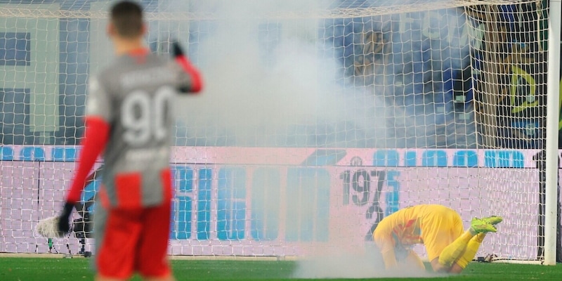 <p>Petardo contro Audero, trasferte vietate ai tifosi Inter fino al 23 marzo. Per il derby col Milan...</p>