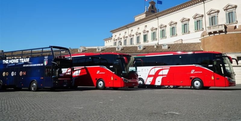 <p>Busitalia (Gruppo FS) accompagna gli atleti olimpici di Milano-Cortina 2026 al Quirinale</p>