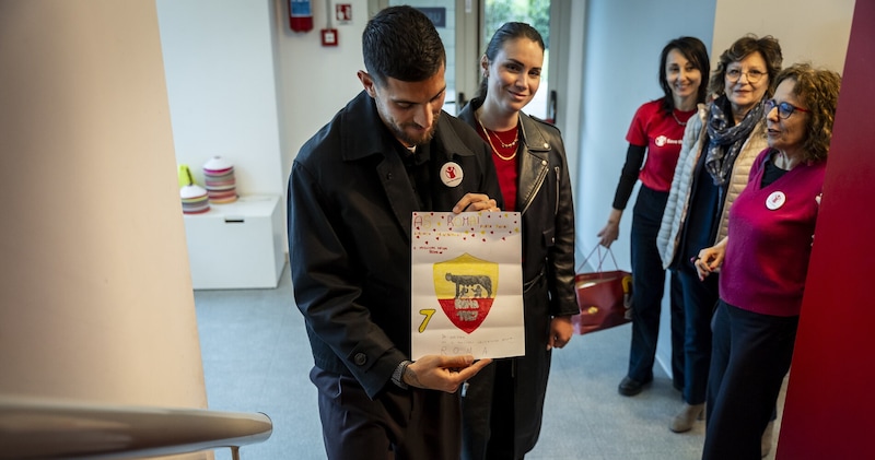 <p>Pellegrini ha voluto celebrare in un modo speciale il traguardo delle 300 partite in Serie A</p>