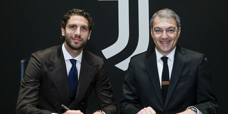 <p>Locatelli, 'Juve per sempre sar&agrave;': ufficiale il rinnovo. Comolli: "Questo accordo rappresenta..."</p>
