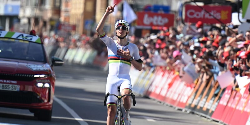 Pogacar re di Liegi, nel mirino Merckx. Seixas a 500 metri