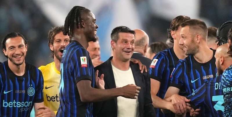 Chivu gongola: &ldquo;L&rsquo;Inter si gode due trofei meritati&rdquo;. Sarri senza freni: &ldquo;Derby? Alle 12:30 non vengo&rdquo;