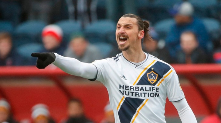 Ibrahimovic, gomitata all'avversario: rischia una pesante squalifica