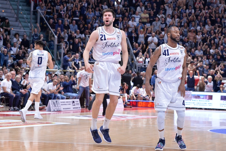 Basket, la Fortitudo Bologna fa festa: la Effe è di nuovo in Serie A Basket, la Fortitudo Bologna fa festa: la Effe è di nuovo in Serie A