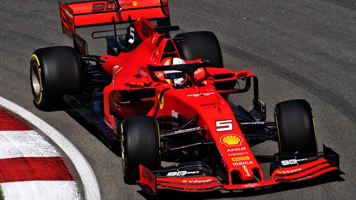 Vettel precede Leclerc: Ferrari davanti nelle terze libere