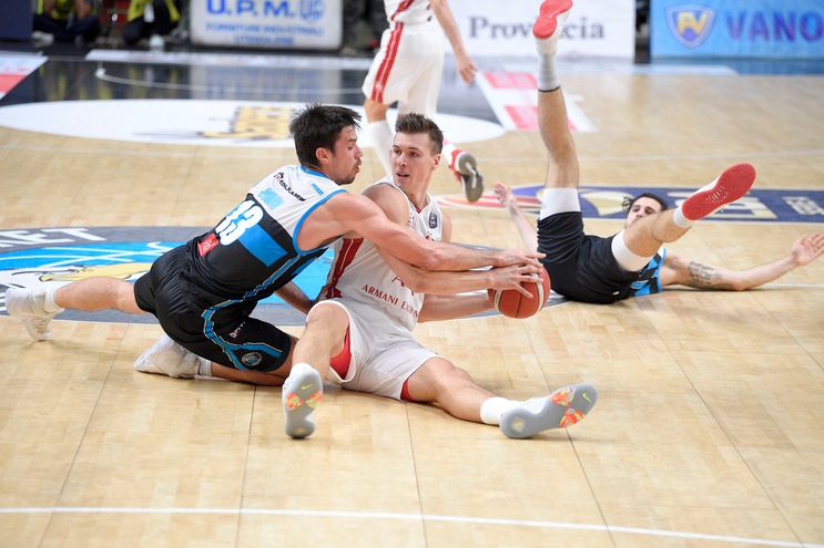 Milano cade a Cremona, Roma supera la Fortitudo. Sorridono Cantù e Reggio Emilia