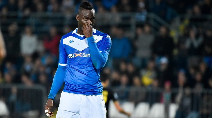 Balotelli recidivo: dito medio ai tifosi dell'Inter