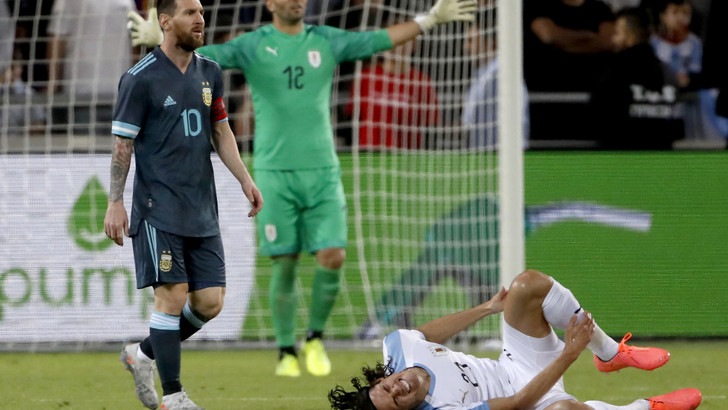 Cavani provoca, Messi risponde: "Picchiarti? Quando vuoi!"