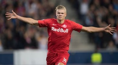 Haaland, altro che mercato: "Dormo con cinque amiche"