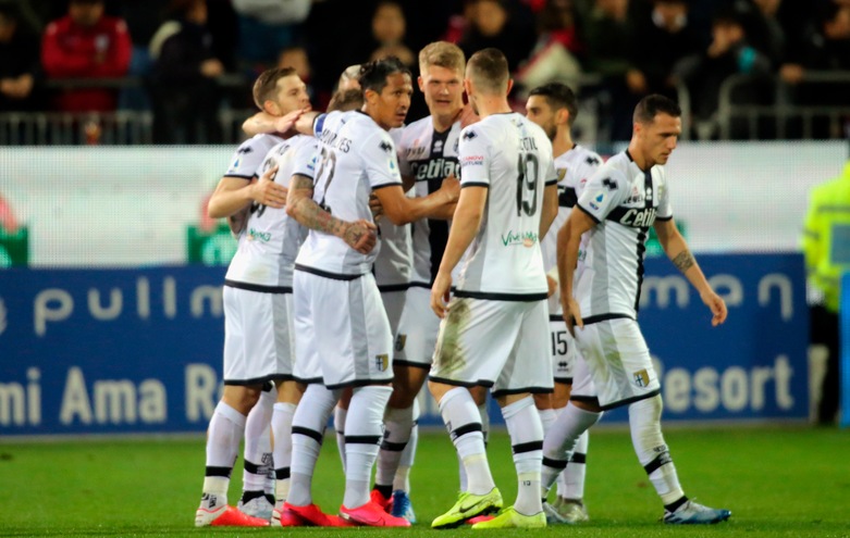 Cagliari-Parma 2-2: Cornelius beffa Maran