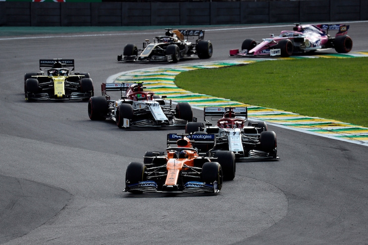 F1, Alfa Romeo in pista a Fiorano, livrea scura e logo a cuore