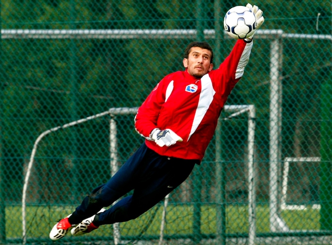 Coronavirus, dimesso dall'ospedale l'ex Barcellona Rustu