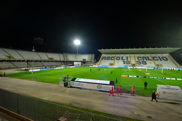 Ascoli, parte la demolizione della curva sud