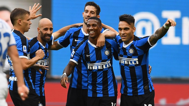 Young: “Conte è pazzesco, l’Inter può vincere tutto”