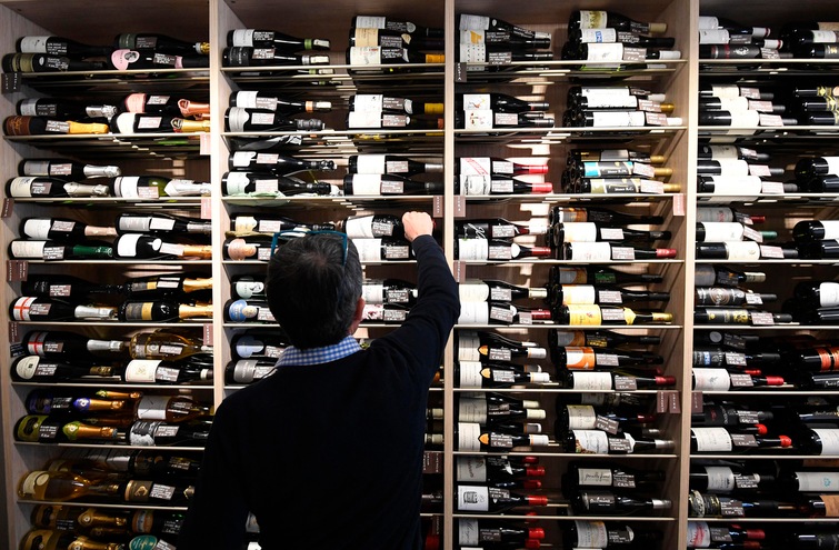 Vino, il brindisi da piscina scalza le degustazioni