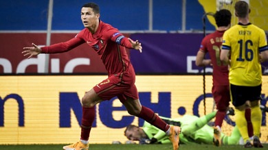 Ronaldo fa 101 gol con il Portogallo: doppietta record con punizione show