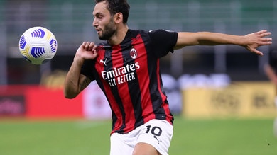 Calhanoglu, problema alla caviglia: a rischio Milan-Roma