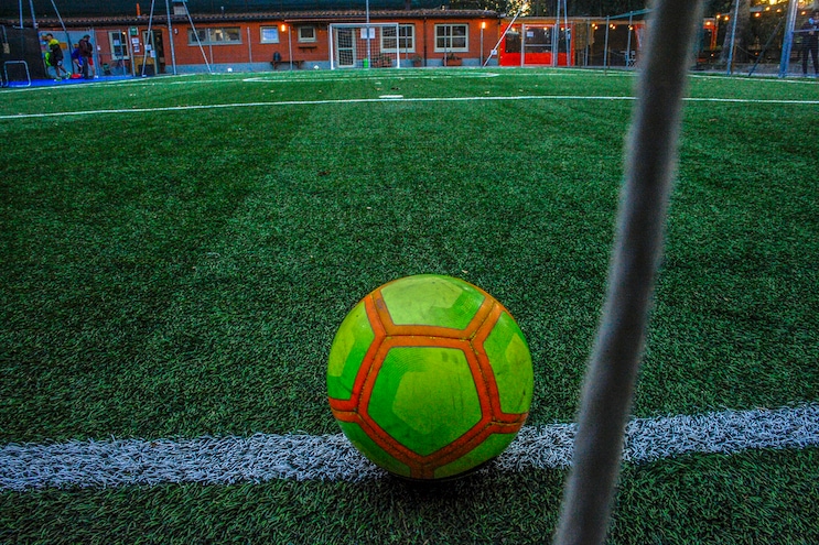 Giocano a calcetto di nascosto: multati dai carabinieri