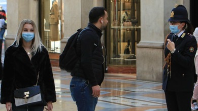 Lucca, assembramento in un bar. 4 agenti aggredite