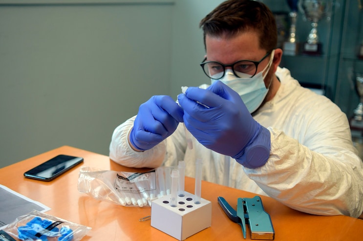 Coronavirus in Italia, contagi e decessi in calo nelle ultime 24 ore