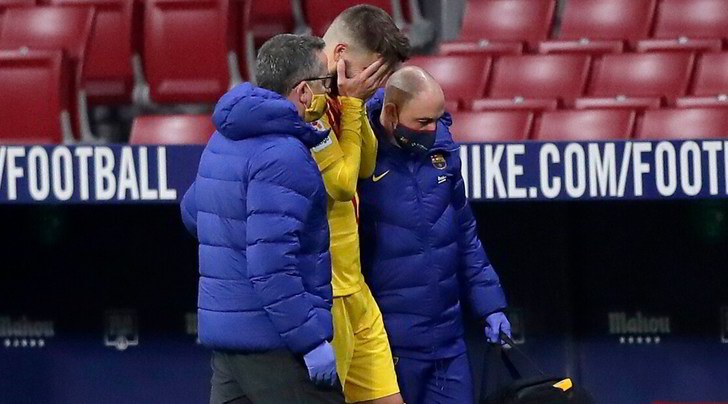 As: "Piqué out per otto mesi"