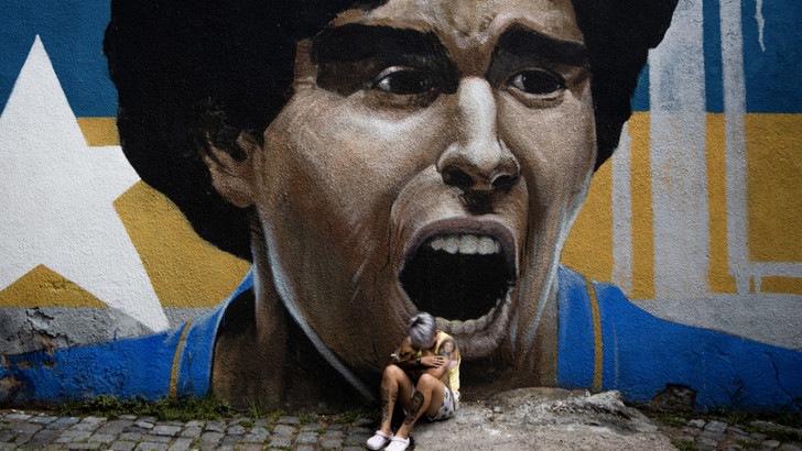 Maradona, l’ex compagno di squadra: “Cocaina? Iniziò a farne uso nel 1981”