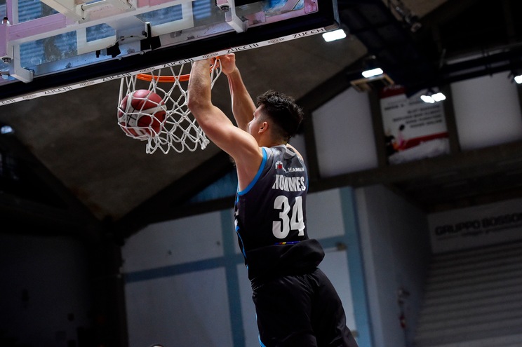 Serie A, Cremona stende Cantù 101-67 nel recupero