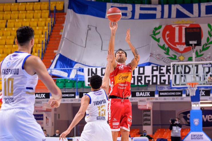 Pesaro manda Brindisi ko: termina 92-81, super Delfino